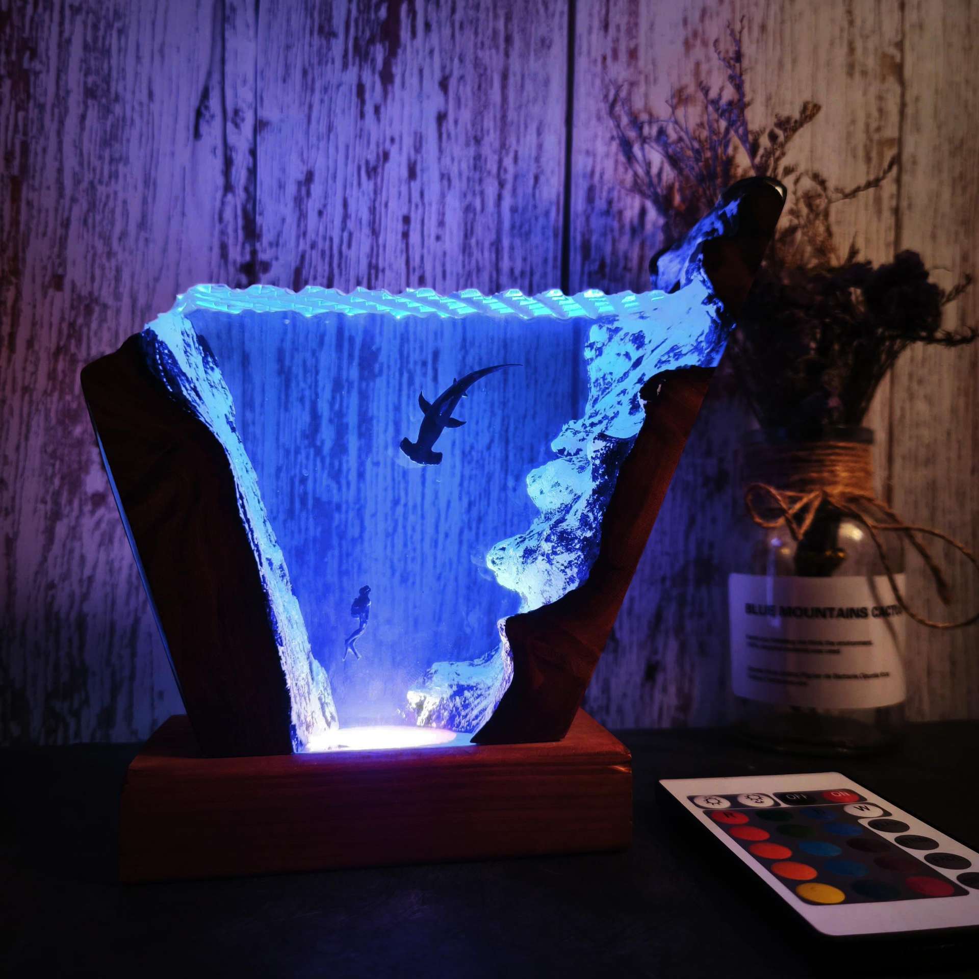 Resin Art Gift For Wedding - ของตกแต่งเรซินไม้รูปฉลามหัวค้อนดำน้ำในมหาสมุทร ขนาด 6 * 4 นิ้ว