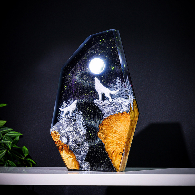 Resin Art Table - โคมไฟตั้งโต๊ะเรซิ่นรูปสัตว์ธรรมชาติ งานศิลปะสร้างสรรค์ ตกแต่งห้อง แสงไฟกลางคืนรูปหมาป่าร้องเสียงในคืนหิมะตก ชาร์จด้วย USB